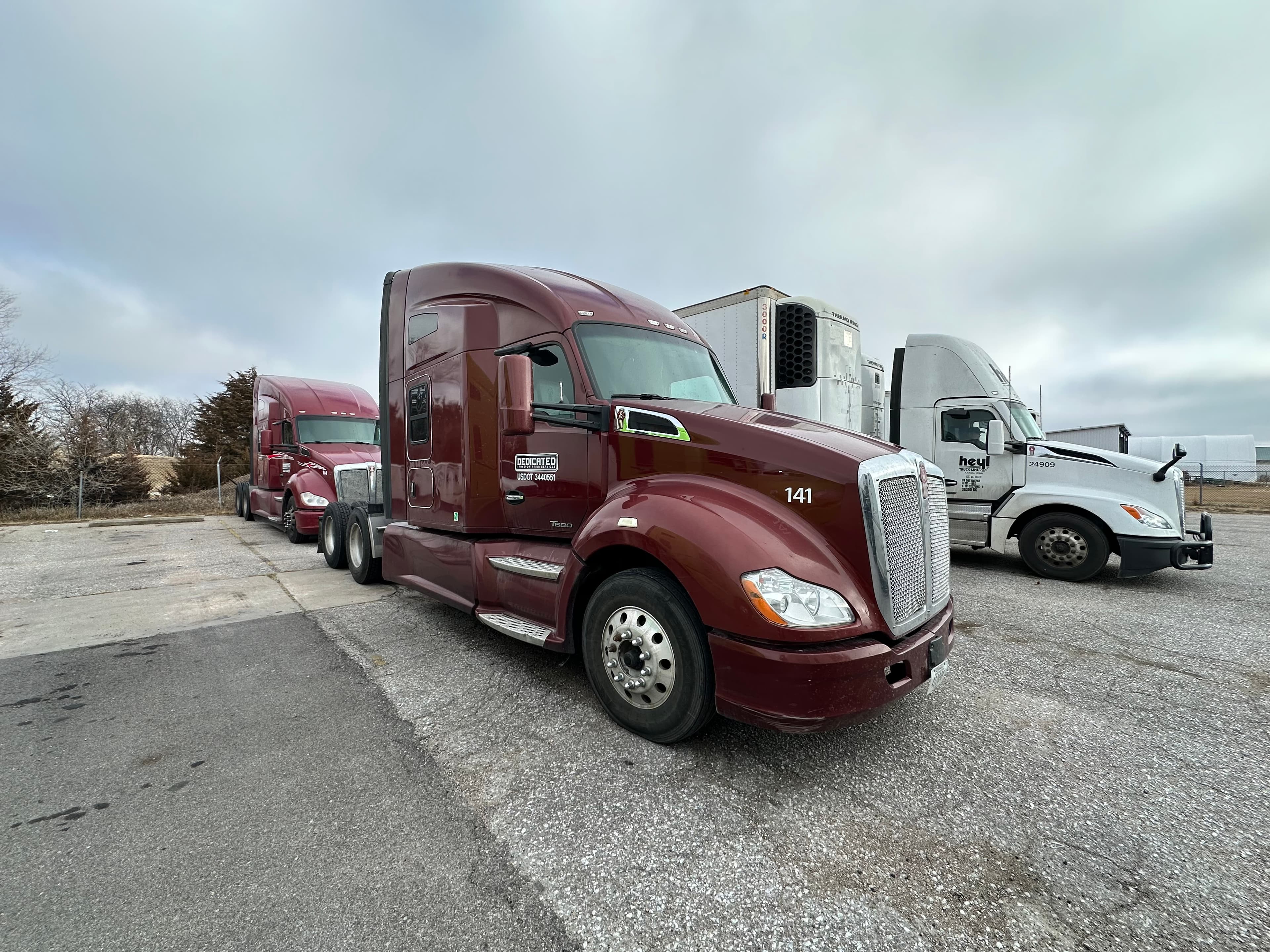 Kenworth day cab in a Lincoln distribution yard during on-site mobile tire replacement